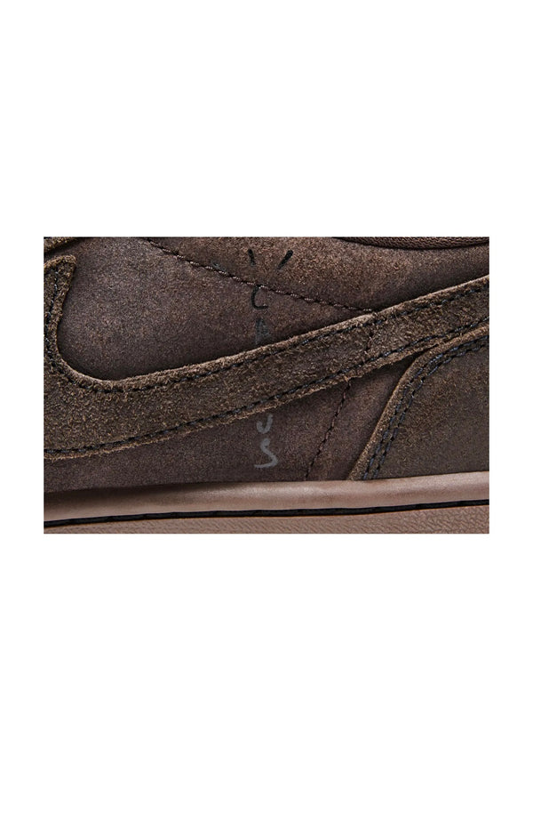 Sneakers Basse Jordan 1 Low Travis Scott Velvet Brown dettaglio swoosh