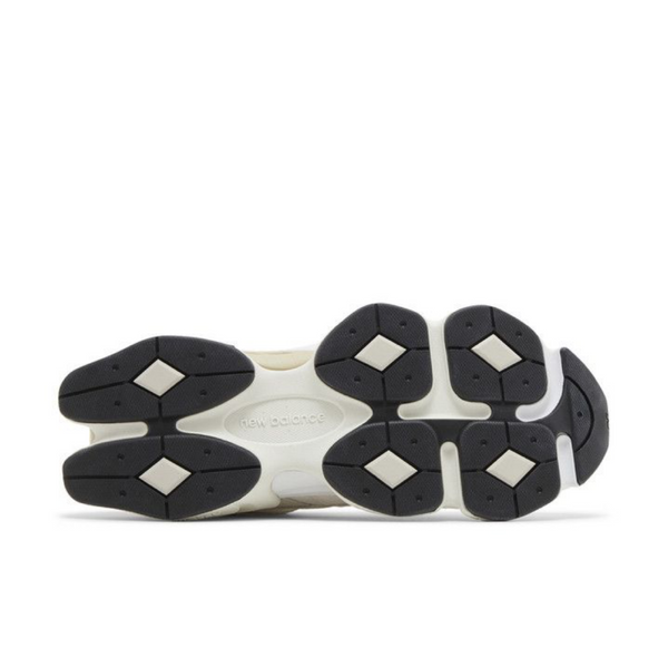 New Balance 9060 Sea Salt Moonbeam vista laterale esterna, tomaia in mesh e suede bianco panna con logo “N” argentato.