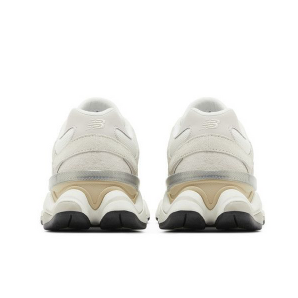 New Balance 9060 Sea Salt Moonbeam vista laterale esterna, tomaia in mesh e suede bianco panna con logo “N” argentato.