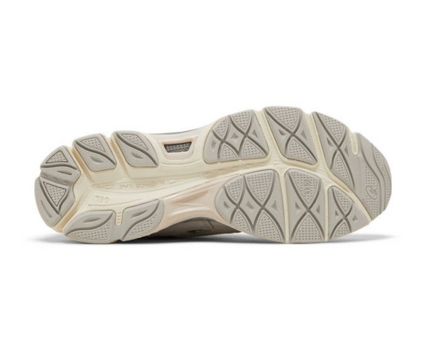 Asics GEL-NYC Oyster Grey vista laterale interna, tomaia in mesh e suede grigio chiaro con dettagli tono su tono