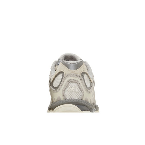 Asics GEL-NYC Oyster Grey vista laterale interna, tomaia in mesh e suede grigio chiaro con dettagli tono su tono