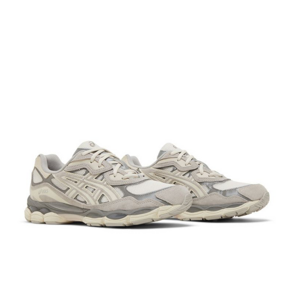 Asics GEL-NYC Oyster Grey vista laterale interna, tomaia in mesh e suede grigio chiaro con dettagli tono su tono