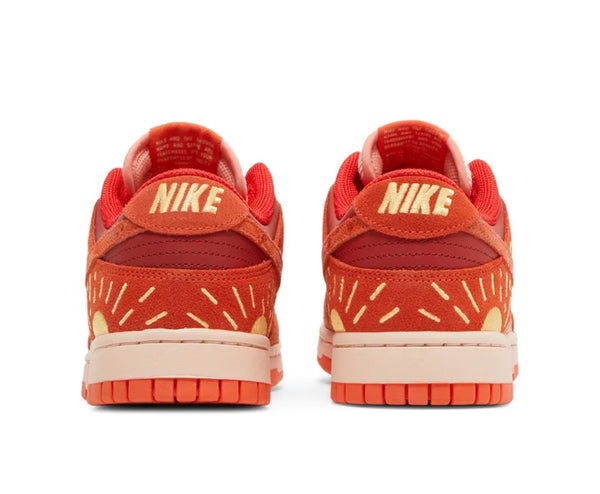 sneakers Nike Dunk Low Solstice arancioni gialli con ricamo in rilievio