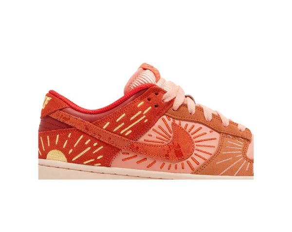 sneakers Nike Dunk Low Solstice arancioni gialli con ricamo in rilievio
