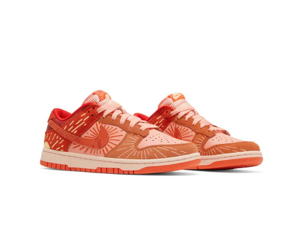 sneakers Nike Dunk Low Solstice arancioni gialli con ricamo in rilievio
