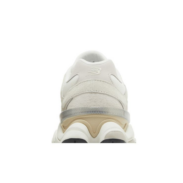 New Balance 9060 Sea Salt Moonbeam vista laterale esterna, tomaia in mesh e suede bianco panna con logo “N” argentato.