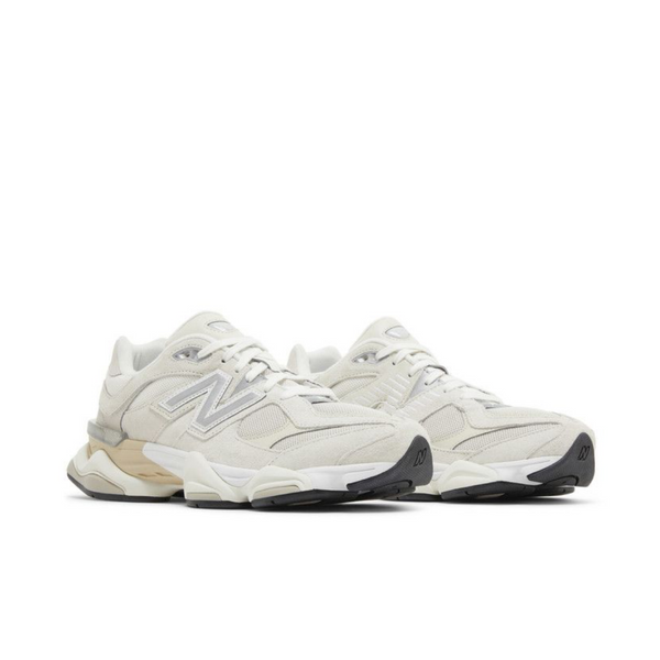 New Balance 9060 Sea Salt Moonbeam vista laterale esterna, tomaia in mesh e suede bianco panna con logo “N” argentato.