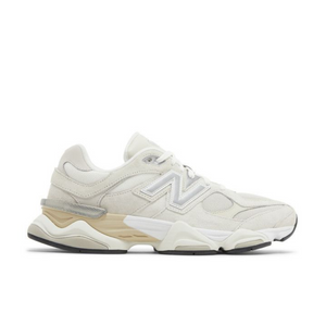 New Balance 9060 Sea Salt Moonbeam vista laterale esterna, tomaia in mesh e suede bianco panna con logo “N” argentato.