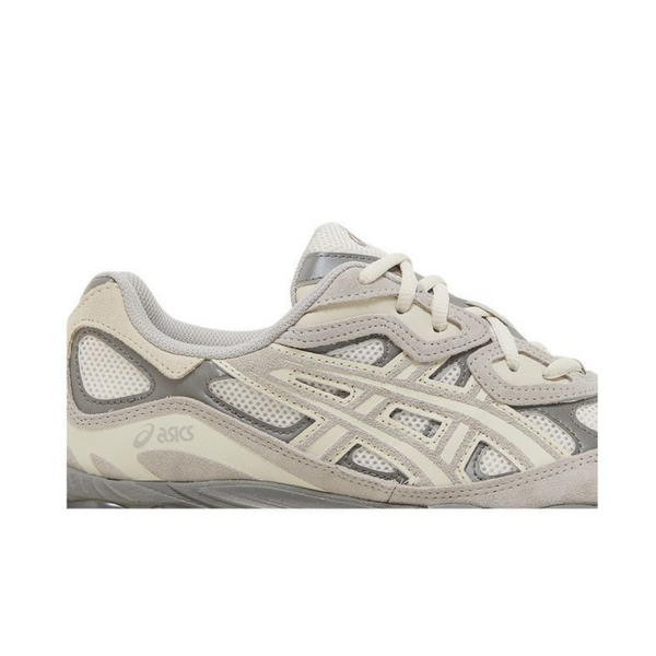 Asics GEL-NYC Oyster Grey vista laterale interna, tomaia in mesh e suede grigio chiaro con dettagli tono su tono