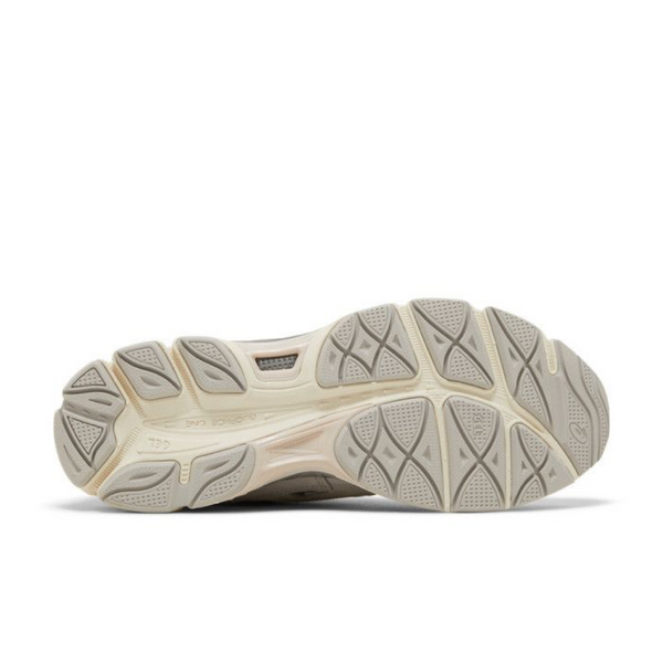 Asics GEL-NYC Oyster Grey vista laterale interna, tomaia in mesh e suede grigio chiaro con dettagli tono su tono