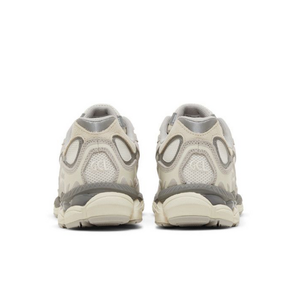 Asics GEL-NYC Oyster Grey vista laterale interna, tomaia in mesh e suede grigio chiaro con dettagli tono su tono