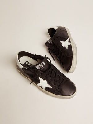 Sneaker Basse Golden Goose Super Star Black Leather con stella bianca e tallone bianco