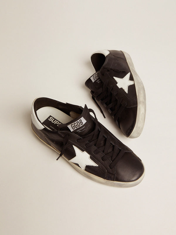 Sneaker Basse Golden Goose Super Star Black Leather con stella bianca e tallone bianco