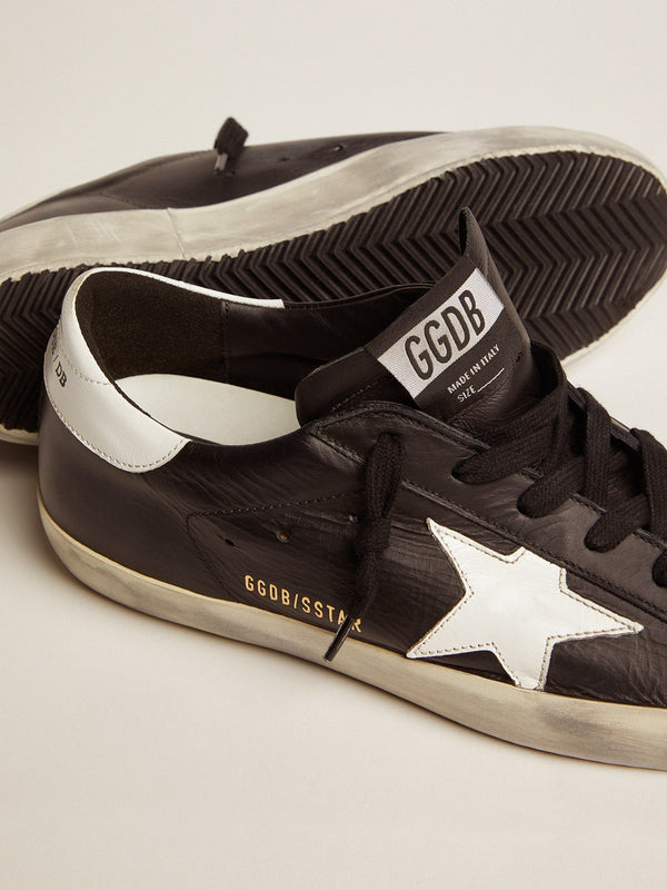 Sneaker Basse Golden Goose Super Star Black Leather con stella bianca e tallone bianco