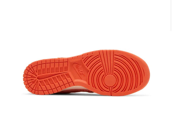 sneakers Nike Dunk Low Solstice arancioni gialli con ricamo in rilievio