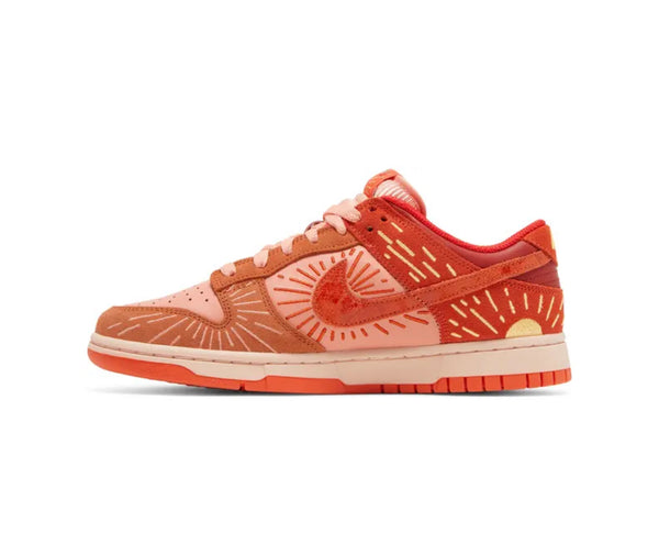 sneakers Nike Dunk Low Solstice arancioni gialli con ricamo in rilievio