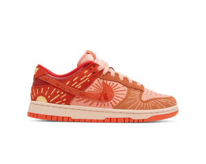 sneakers Nike Dunk Low Solstice arancioni gialli con ricamo in rilievio